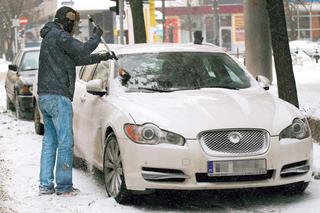 Kinga Rusin ma chłopaka do skrobania szyb w Jaguarze - FOTO