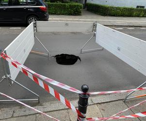 Gigantyczna dziura w jezdni przy ulicy Franciszkańskiej