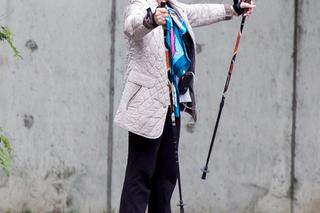 1 publ_Krystyna Loska ćwiczy z kijkami