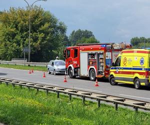 Wypadek na alei Krakowskiej w Raszynie. Dwa auta rozbite, trzy osoby ranne