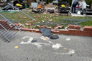  Stargard. Wypadek na cmentarzu. Kierowca staranował ogrodzenie i zniszczył kilka nagrobków [ZDJĘCIA]