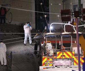 Katastrofa kolejki turystycznej! Wypadła z szyn i gruchnęła w budynek. Co najmniej 15 osób nie żyje!