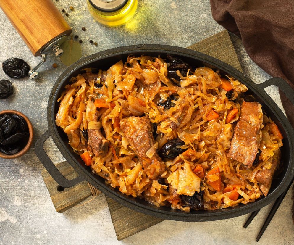 Bigos z kiszonej kapusty na żeberkach: sprawdzony przepis