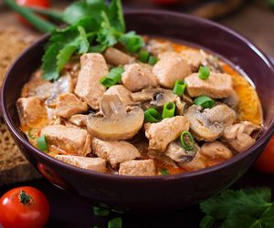 Pyszny obiad robię w jednym garnku. Soczysty kurczak z pieczarkami syci i poprawia humor