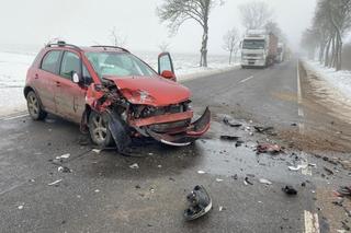 Nastoletni kierowca ciągnika doprowadził do wypadku. Jedna osoba ranna! [ZDJĘCIA]