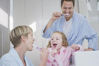 Jak nauczyć dziecko myć zęby? Te gadżety ułatwią szczotkowanie twojemu dziecku! [7 propozycji]