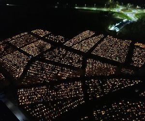 Cmentarz Komunalny w Żorach mieni się nocą. Tysiące kolorowych światełek na Wszystkich Świętych. Zobacz zdjęcia z lotu ptaka