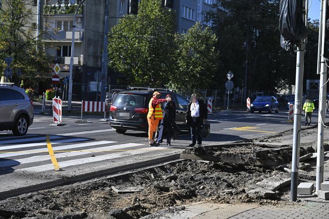 Remont torów na Waszyngtona. Pasażerowie osłupieli, chaos na przystankach