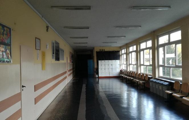Tak korytarze szkolne wyglądają tylko w czasie wakacji i świąt.