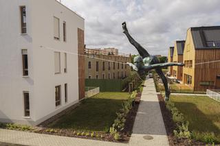 Nowa rzeźba we Wrocławiu zawisła między dwoma budynkami 