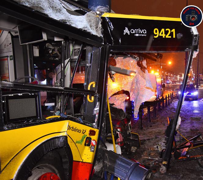 Autobus miejski uderzył w słup