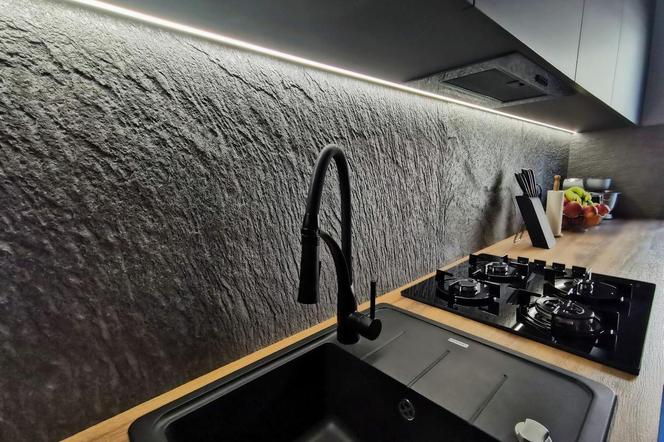 Co na ścianę w kuchni zamiast płytek? 8 pomysłów na efektowną ścianę nad blatem