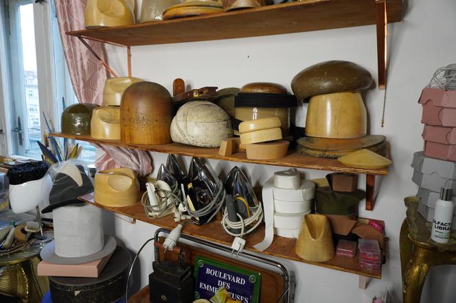 Tutaj na półce leżą formy do kształtowania kapeluszy 