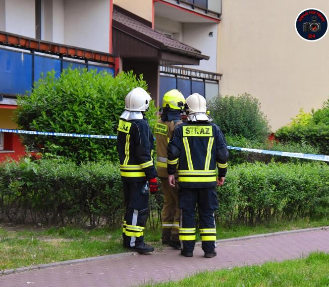 Makabryczny pożar w Pruszkowie. Mieszkanie w bloku płonęło jak zapałka. Nie żyje 17-latek