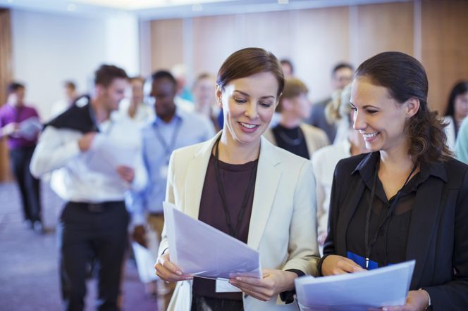 Głośne mówienie szkodzi bardziej, niż sądzisz. Naukowcy ostrzegają przed nieświadomym zagrożeniem