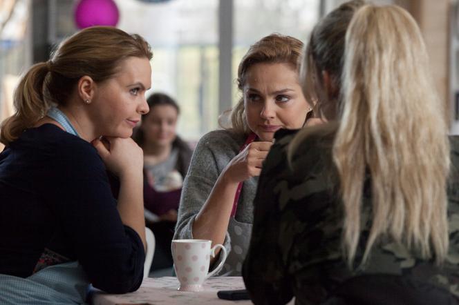 Przyjaciółki 7 sezon odc. 77.  Inga (Małgorzata Socha), Anka (Magdalena Stużyńska)
