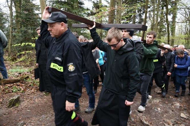 Droga krzyżowa Nowa Słupia - Święty Krzyż. 18 kwietnia 2025