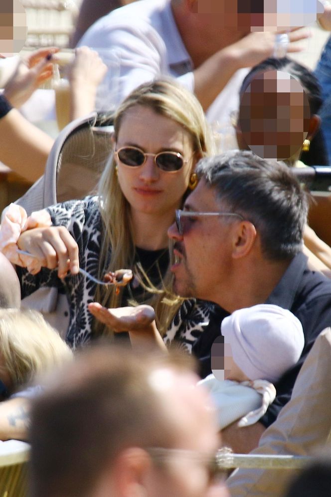 Krzysztof Ibisz je żonie z ręki