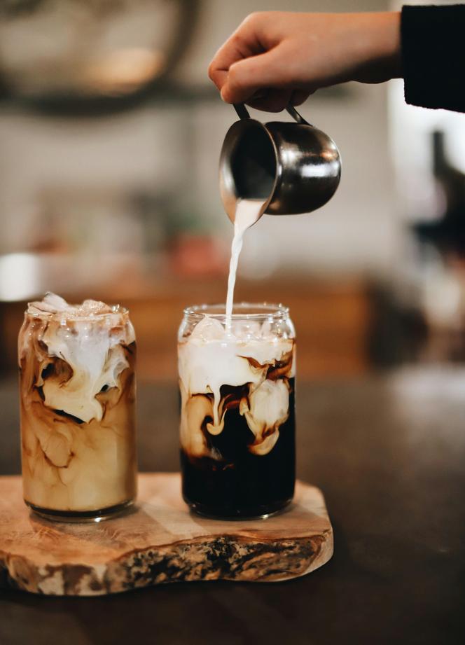 Iced coffee to stała pozycja w menu większości kawiarni 