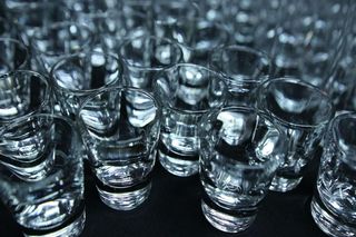 Gdzie pije się najwięcej małpek? Te miasta dominują w spożyciu alkoholu!