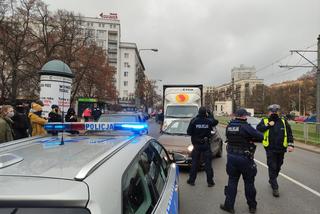 Warszawa: Ogromna awantura o antyaborcyjną ciężarówkę. Zablokowali ją kierowcy [GALERIA, WIDEO]