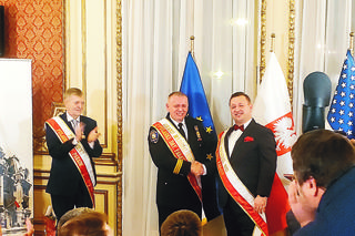 Marszałek odebrał szarfę i gratulacje od burmistrza