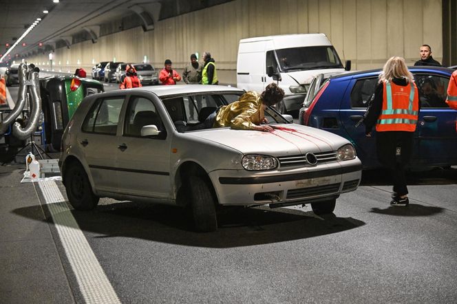 Pożar i dachowanie auta w tunelu POW