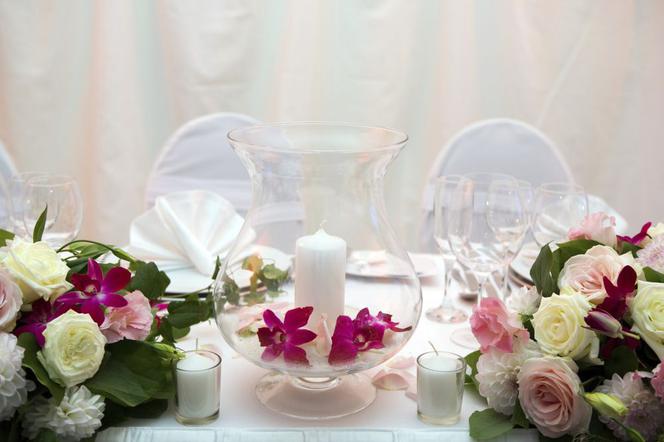 DEKORACJE ŚLUBNE: świece. Ozdabiamy stół i salę weselną