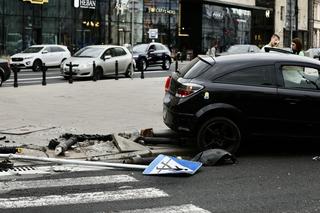 Wjechał w słupki, dostał 1500 zł mandatu. Kolejny wypadek w centrum Warszawy