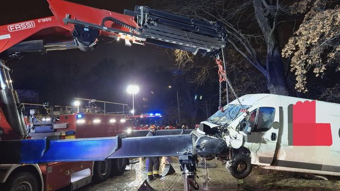 Kurier wjechał busem do miejskiej fosy. Akcja wyciągania pojazdu trwała kilka godzin 