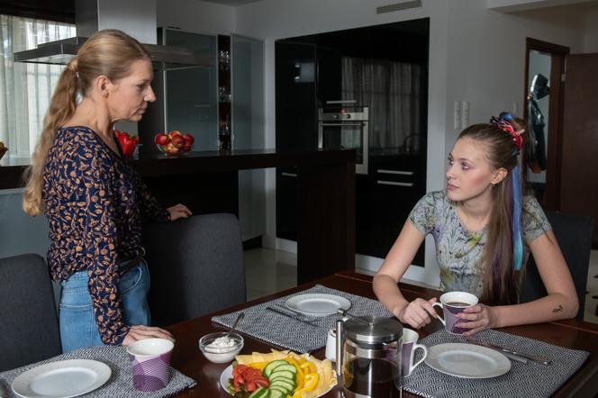 Na Wspólnej odc. 3046. Daria (Patrycja Topajew), Renata (Marta Jankowska)