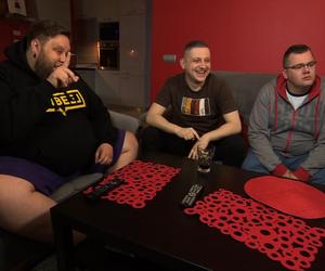 Uczestnik Gogglebox. Przed telewizorem przeszedł spektakularną przemianę. Trudno uwierzyć, że to on