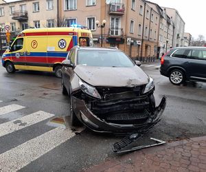 Stłuczka i potrącenie pieszego w centrum Siedlec