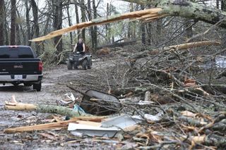 Tornada i burze zabijają na południu USA