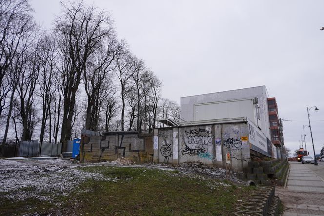 Blok z widokiem na betonowy mur. To "prestiżowa" inwestycja w Białymstoku