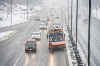Śnieg w Warszawie 10.12.2020 r. Liczne wypadki na stołecznych drogach [UTRUDNIENIA]