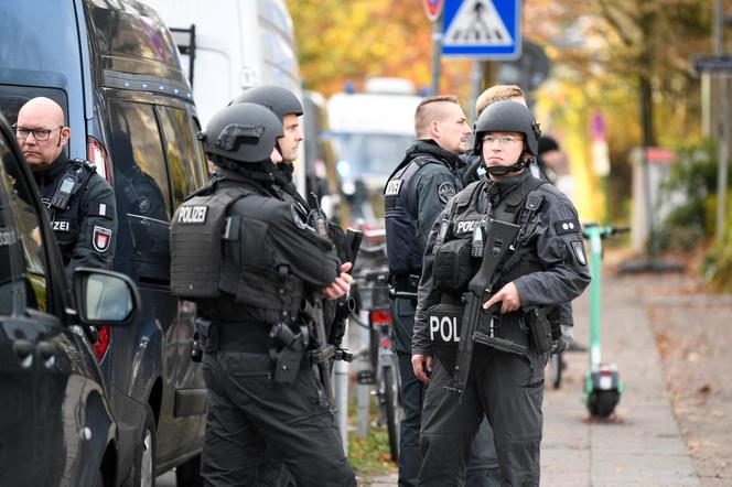 Niemieckie jednostki policji szturmują szkołę w Hamburgu po doniesieniach o bandycie