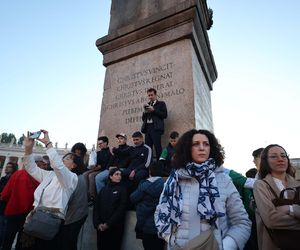 Rzesze wiernych przybywają na pogrzeb Franciszka. Wielkie tłumy w Watykanie 