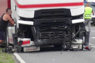 Makabryczny wypadek na DK 60. TIR zmasakrował osobówkę. Jedna osoba nie żyje
