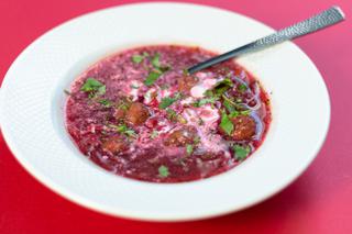 Łotewski barszcz czerwony z klopsikami: przepis na zupę z wiórkami buraczanymi