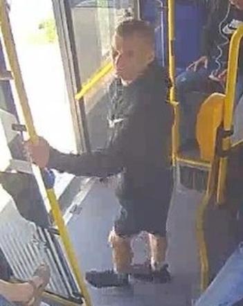 Podbiegł do kobiety i zerwał łańcuszek z szyi! Ściga go policja z Bydgoszczy