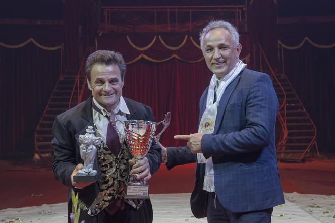 Mr. Jumping otrzymał Strebrnego Klauna i nagrodę Państwowej Szkoły Cyrkowej w Julinku z rąk dyrektora Piotra Tomczaka