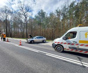 Pod Lubienią dachowało auto osobowe. Jedna osoba poszkodowana