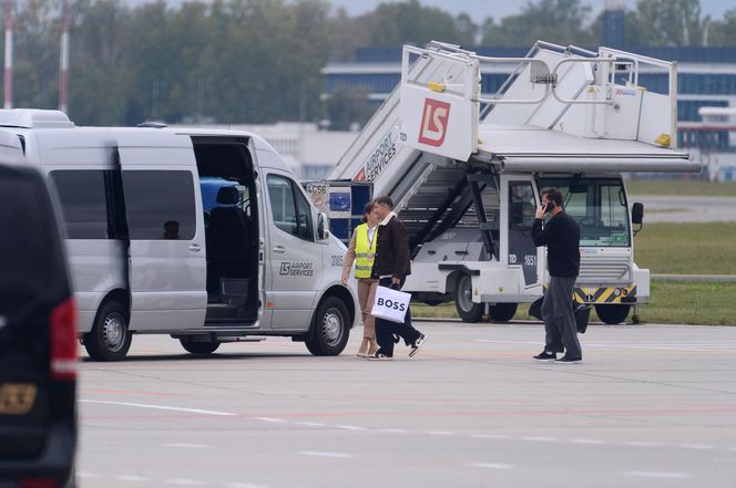 Robert Lewandowski ze szpanerką siatą wysiadł z samolotu