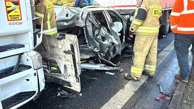 Wstrząsający wypadek pod Żyrardowem. Skoda zmiażdżona między dwoma tirami