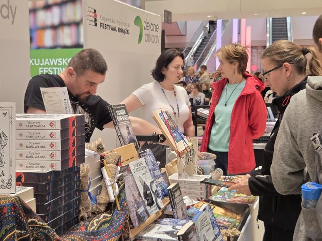 Tłumy na Kujawsko-Pomorskim Festiwalu Książki! Zielone Arkady zamieniły się w literacki raj