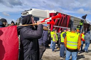 Ukrzyżowanie, bałwany i setki ciągników. Tak wyglądał protest rolniczy [ZDJĘCIA]