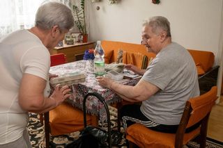 Od lat wspiera schorowaną sąsiadkę w potrzebie. Teraz pani Danuta jest za to wynagradzana