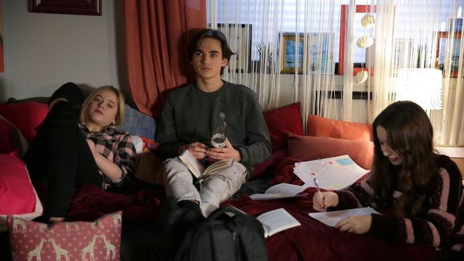 M jak miłość, odc. 1521. Jasiek (Stanisław Dusza), Basia (Gabriela Raczyńska), Laura (Laura Nowak)