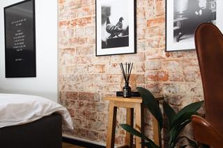 Cegła w mieszkaniu: jak stosować surową cegłę na ścianie? Porady, zdjęcia, inspiracje